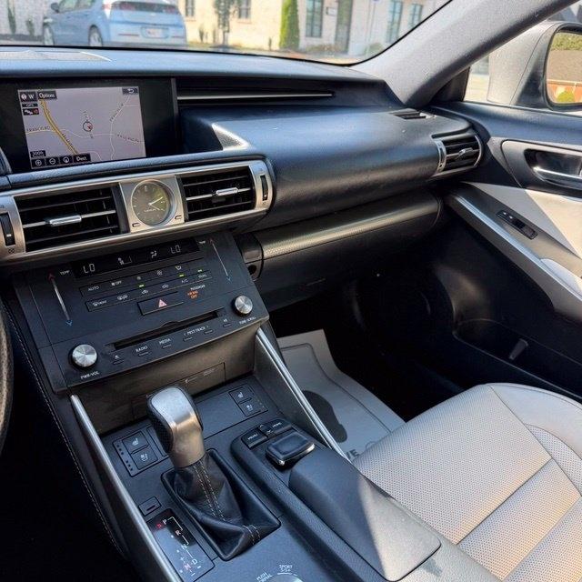 Lexus IS  2015