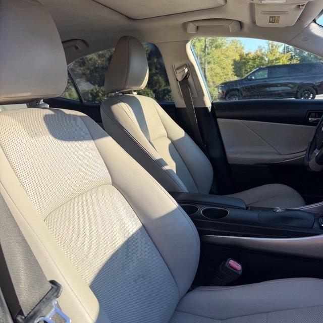 Lexus IS  2016