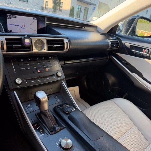 Lexus IS  2016