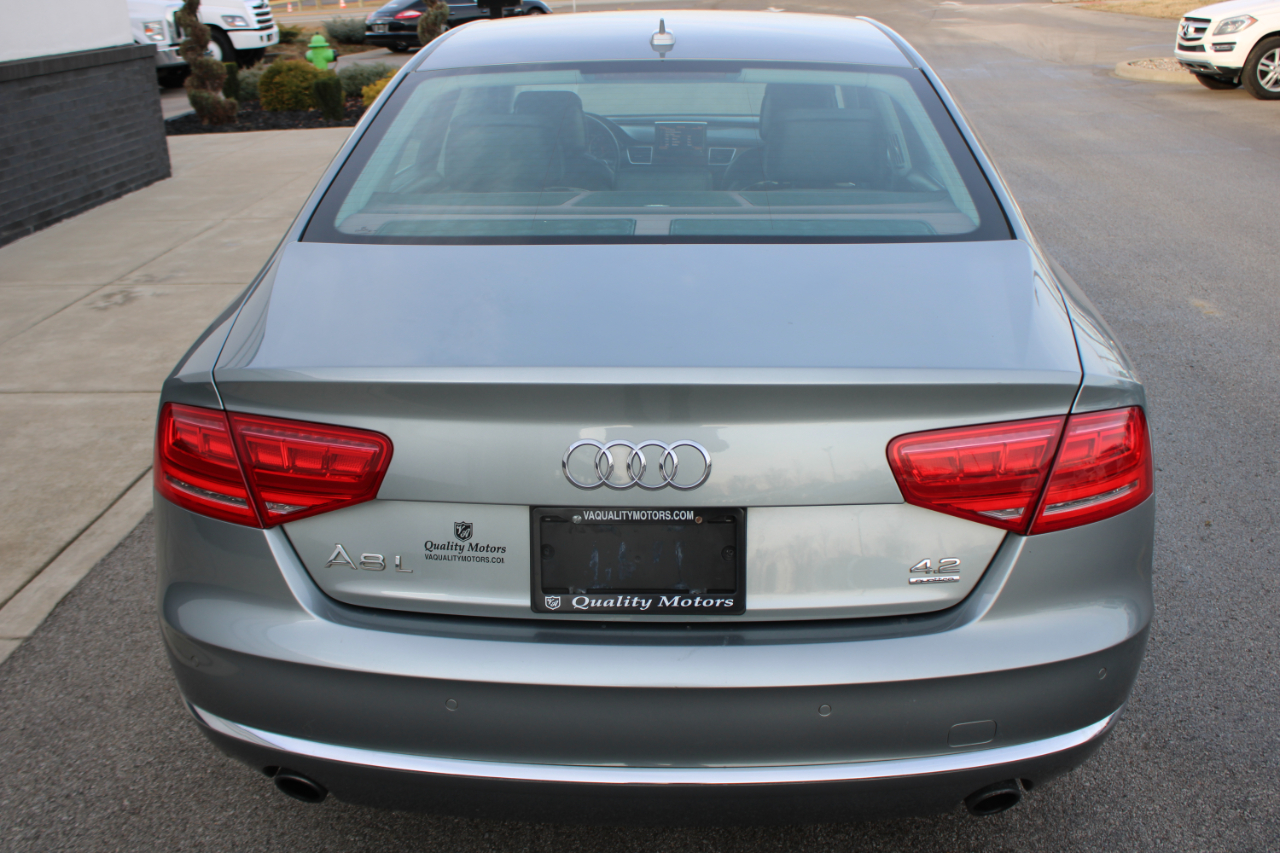 Audi A8 4.2L quattro 2011