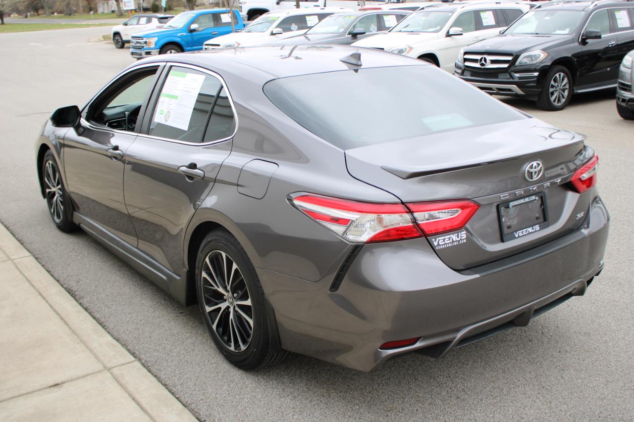 Toyota Camry SE 2020