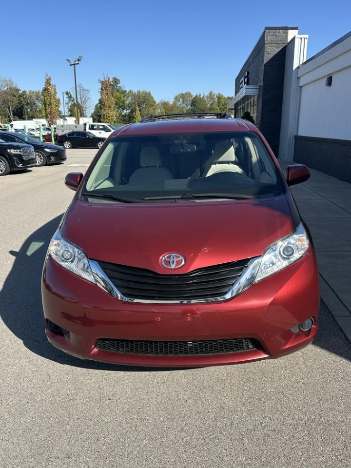 Toyota Sienna LE 8-Pass V6 2011