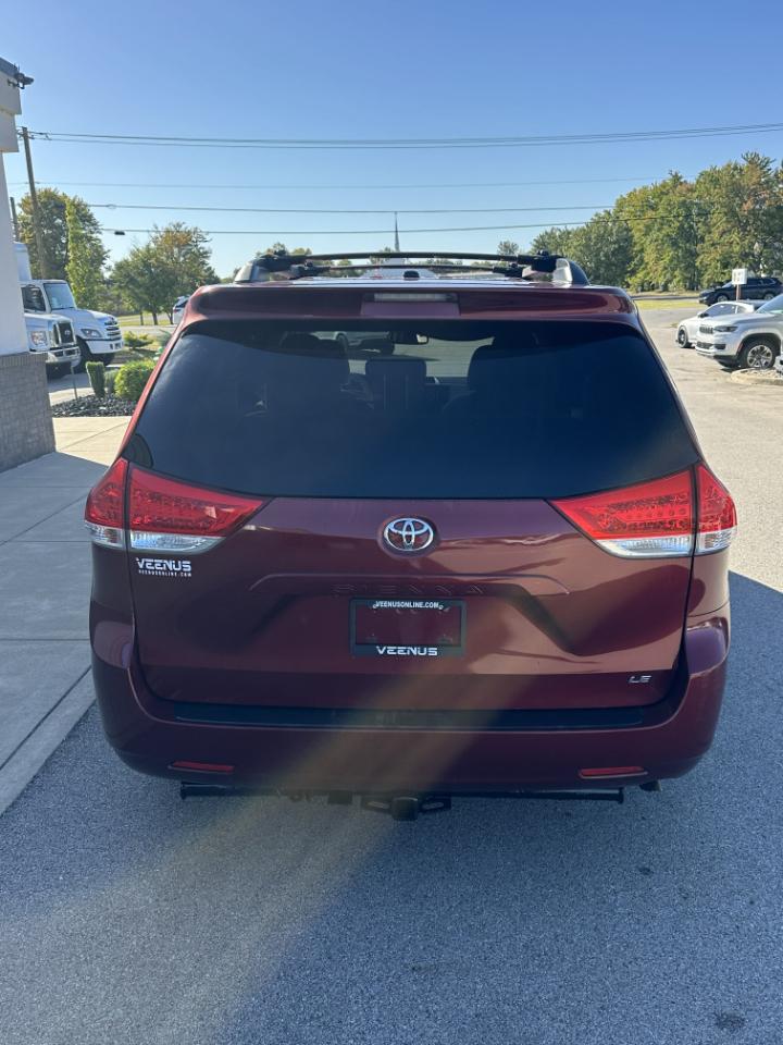 Toyota Sienna LE 8-Pass V6 2011