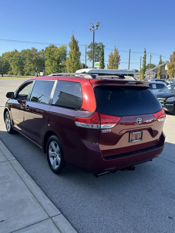 Toyota Sienna LE 8-Pass V6 2011