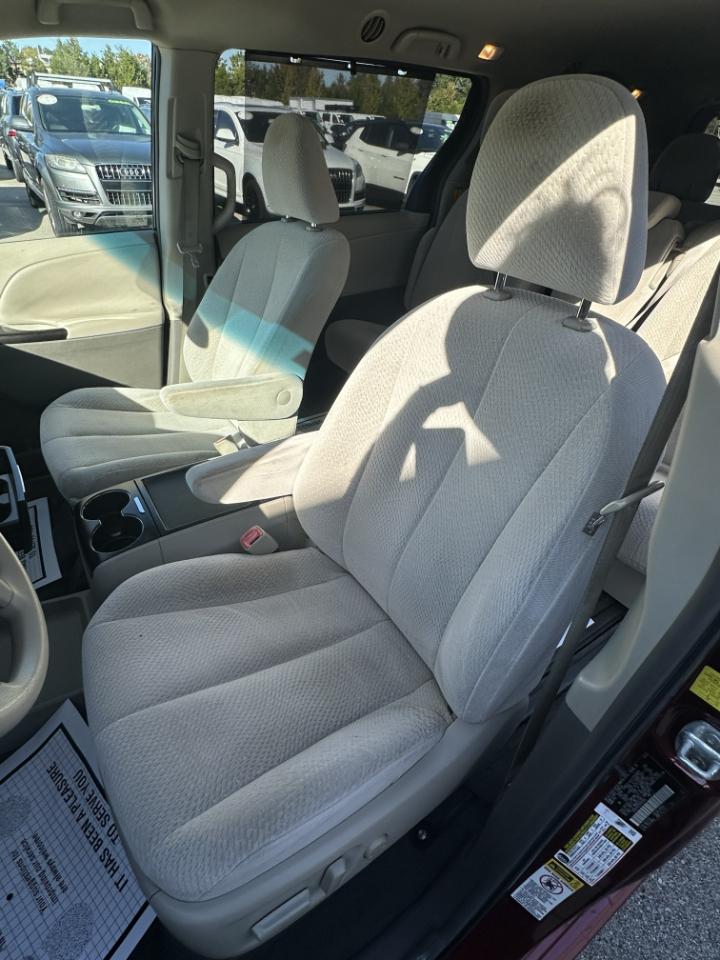 Toyota Sienna LE 8-Pass V6 2011