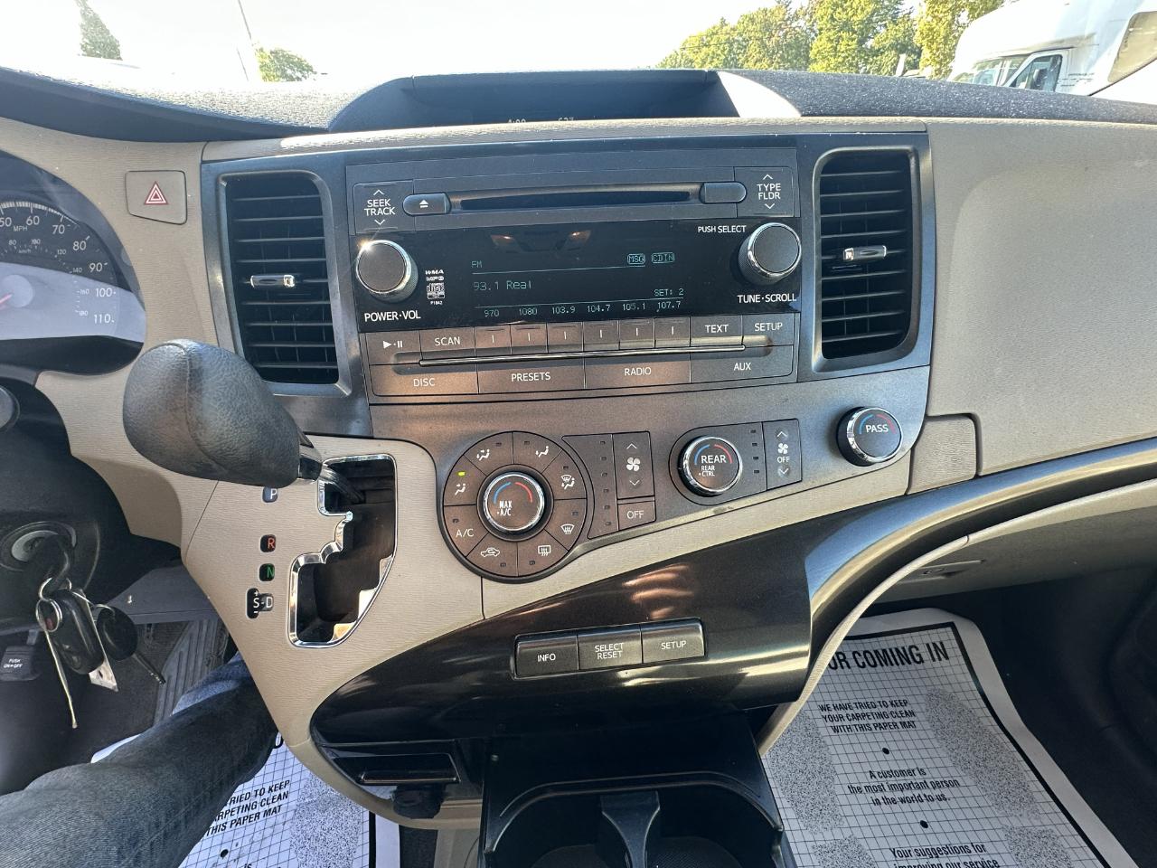 Toyota Sienna LE 8-Pass V6 2011