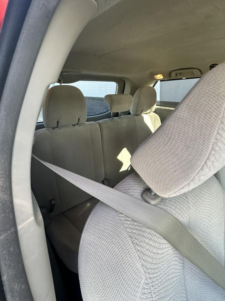 Toyota Sienna LE 8-Pass V6 2011