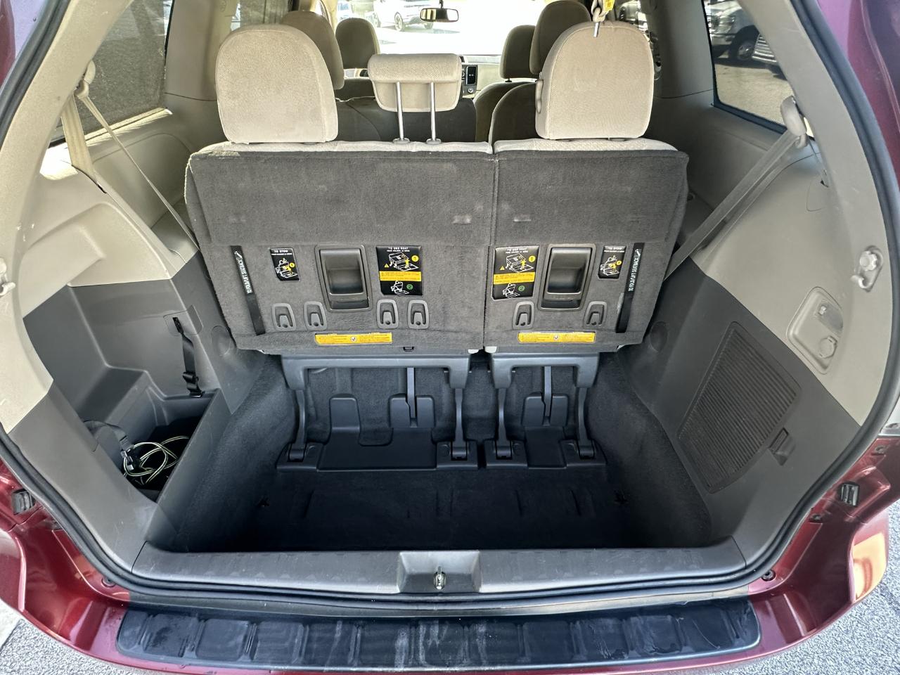 Toyota Sienna LE 8-Pass V6 2011