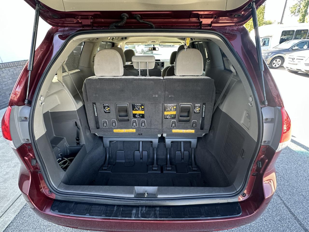 Toyota Sienna LE 8-Pass V6 2011