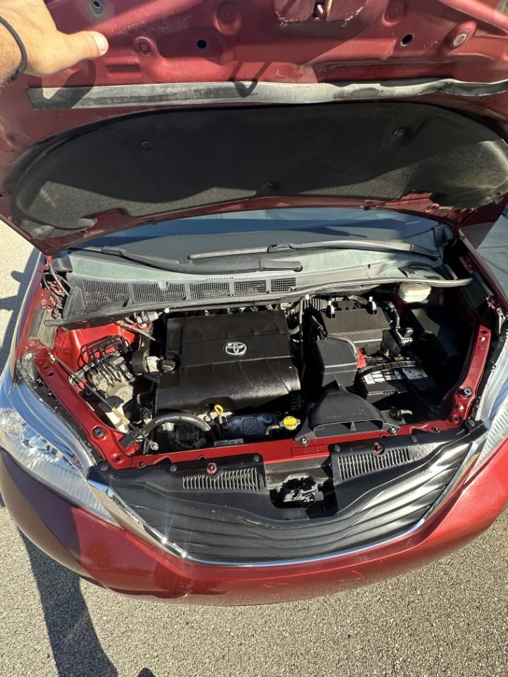 Toyota Sienna LE 8-Pass V6 2011