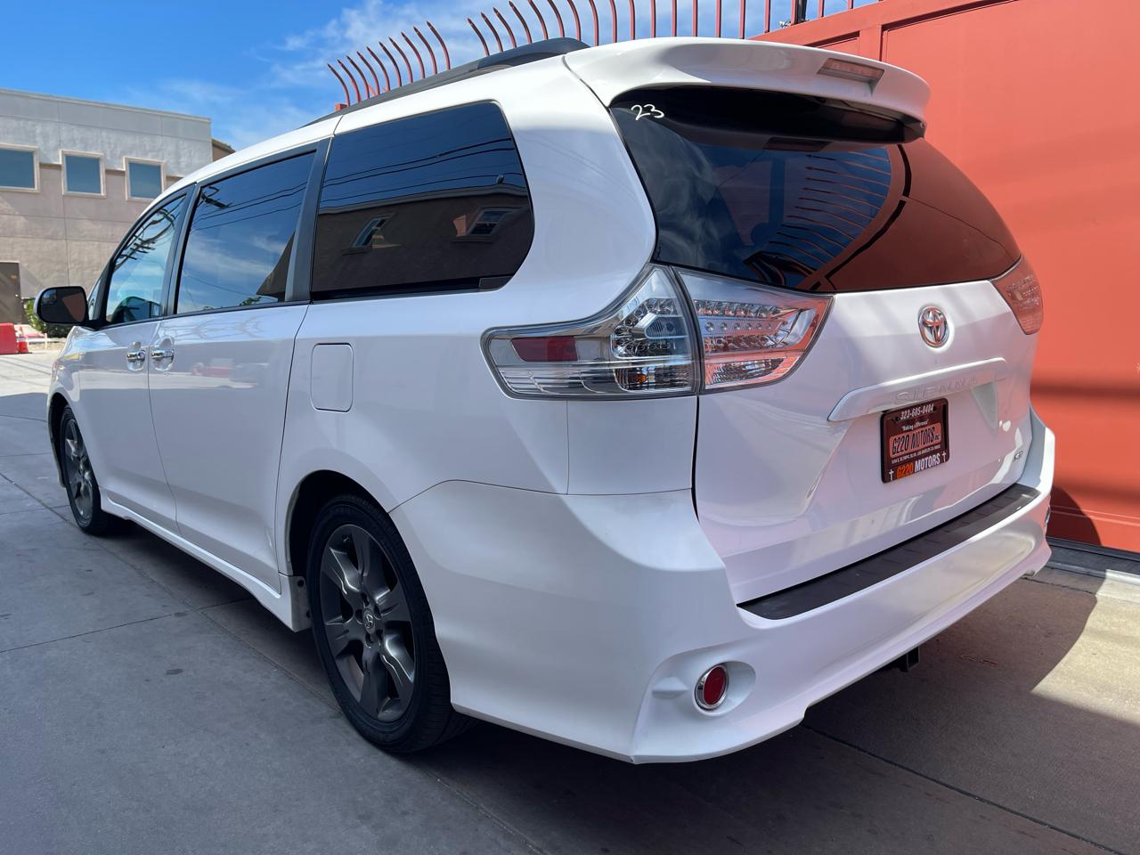 Toyota Sienna SE FWD 8-Passenger FWD V6 2016