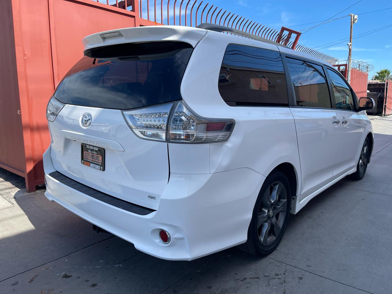 Toyota Sienna SE FWD 8-Passenger FWD V6 2016