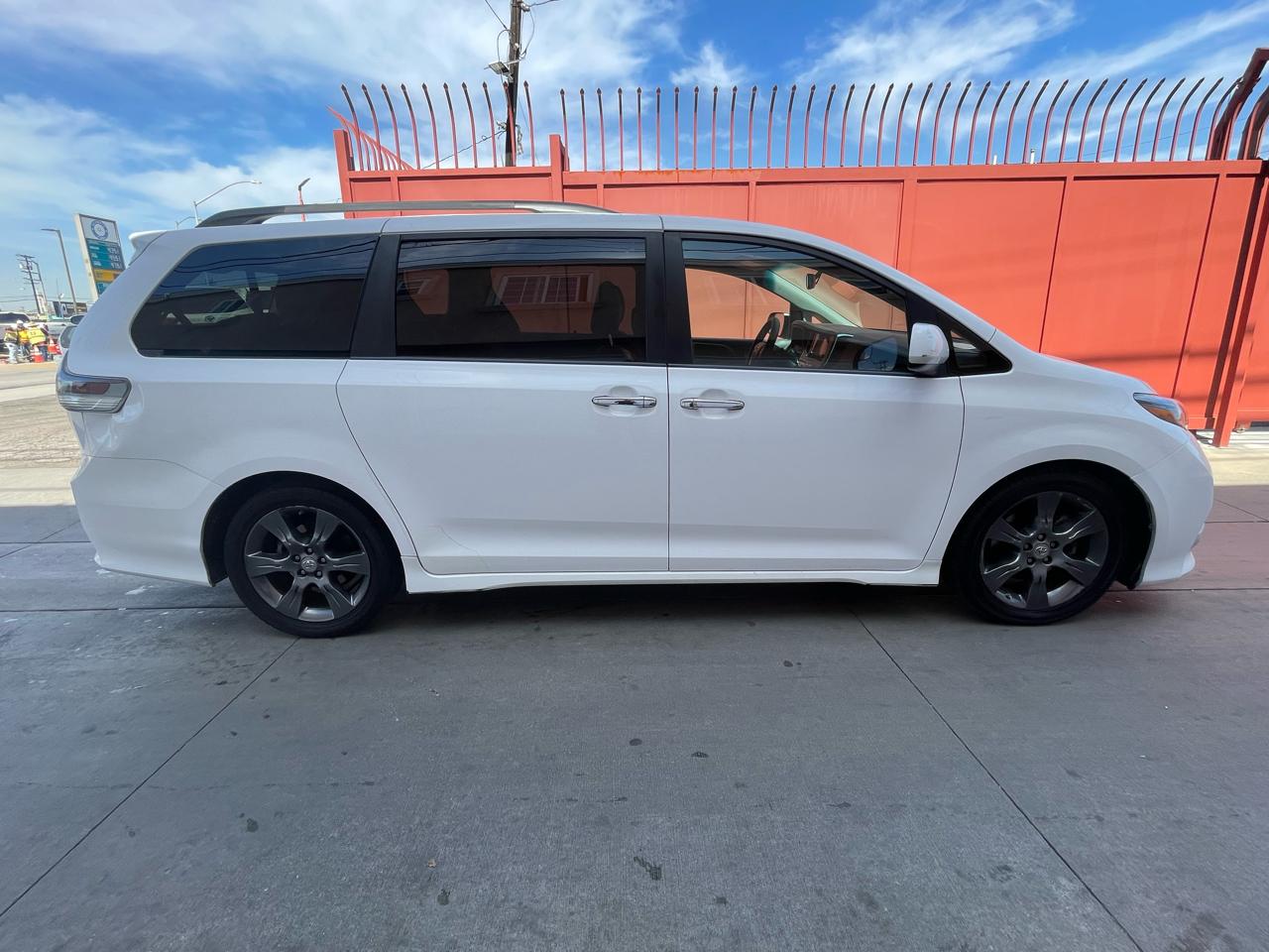 Toyota Sienna SE FWD 8-Passenger FWD V6 2016