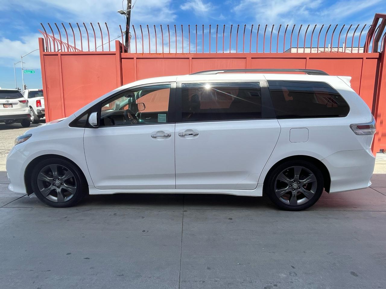 Toyota Sienna SE FWD 8-Passenger FWD V6 2016