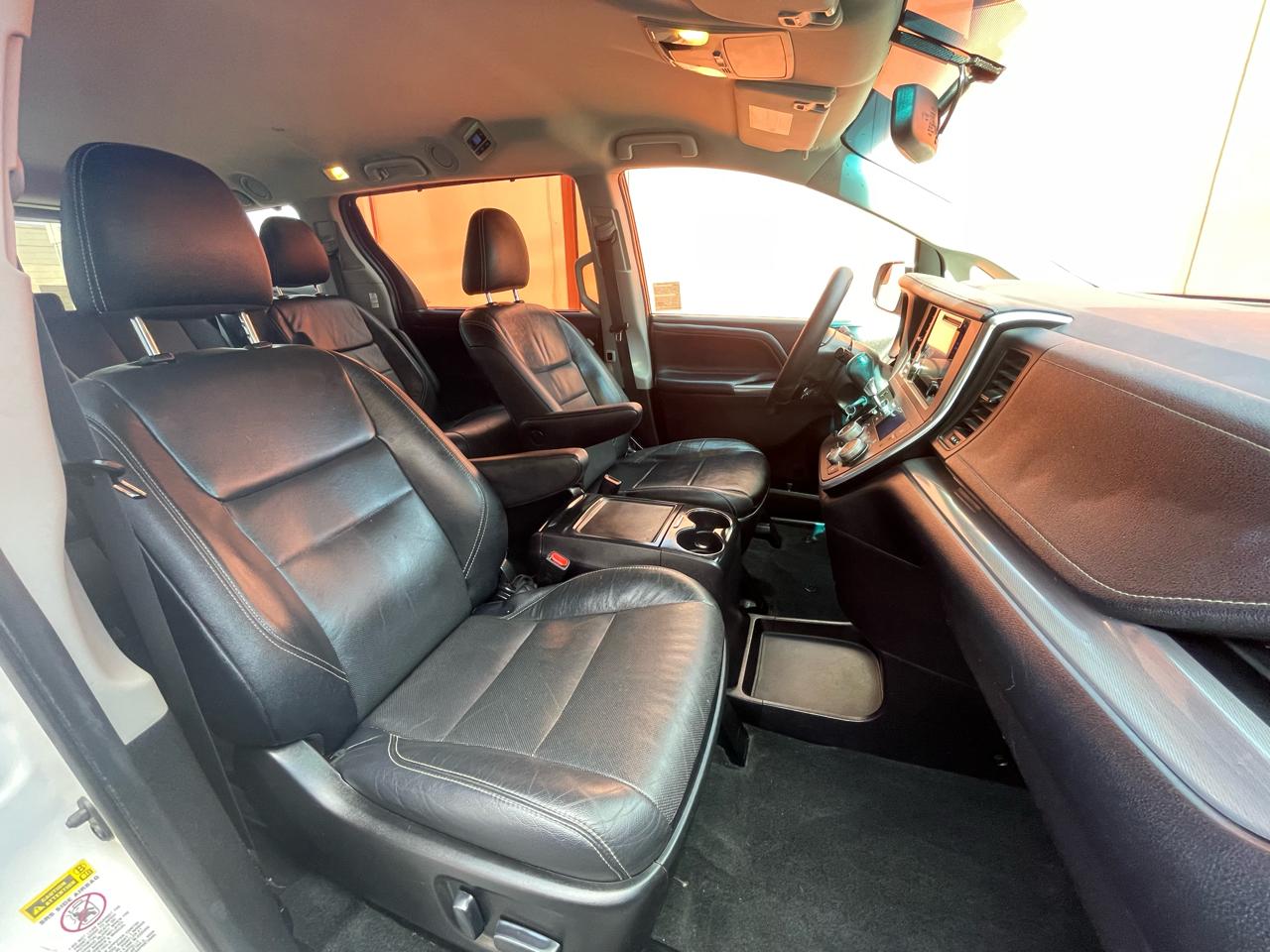 Toyota Sienna SE FWD 8-Passenger FWD V6 2016