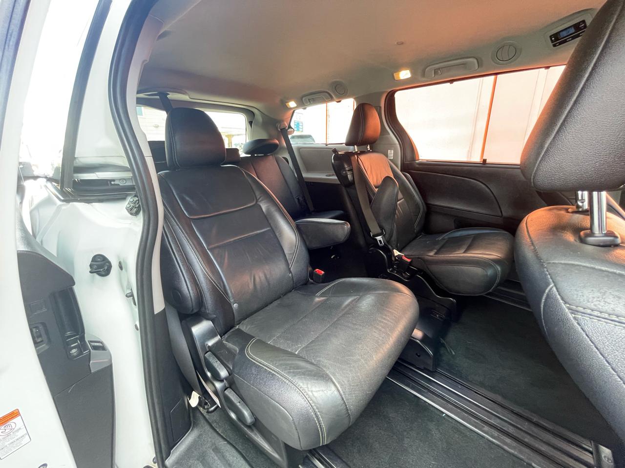 Toyota Sienna SE FWD 8-Passenger FWD V6 2016