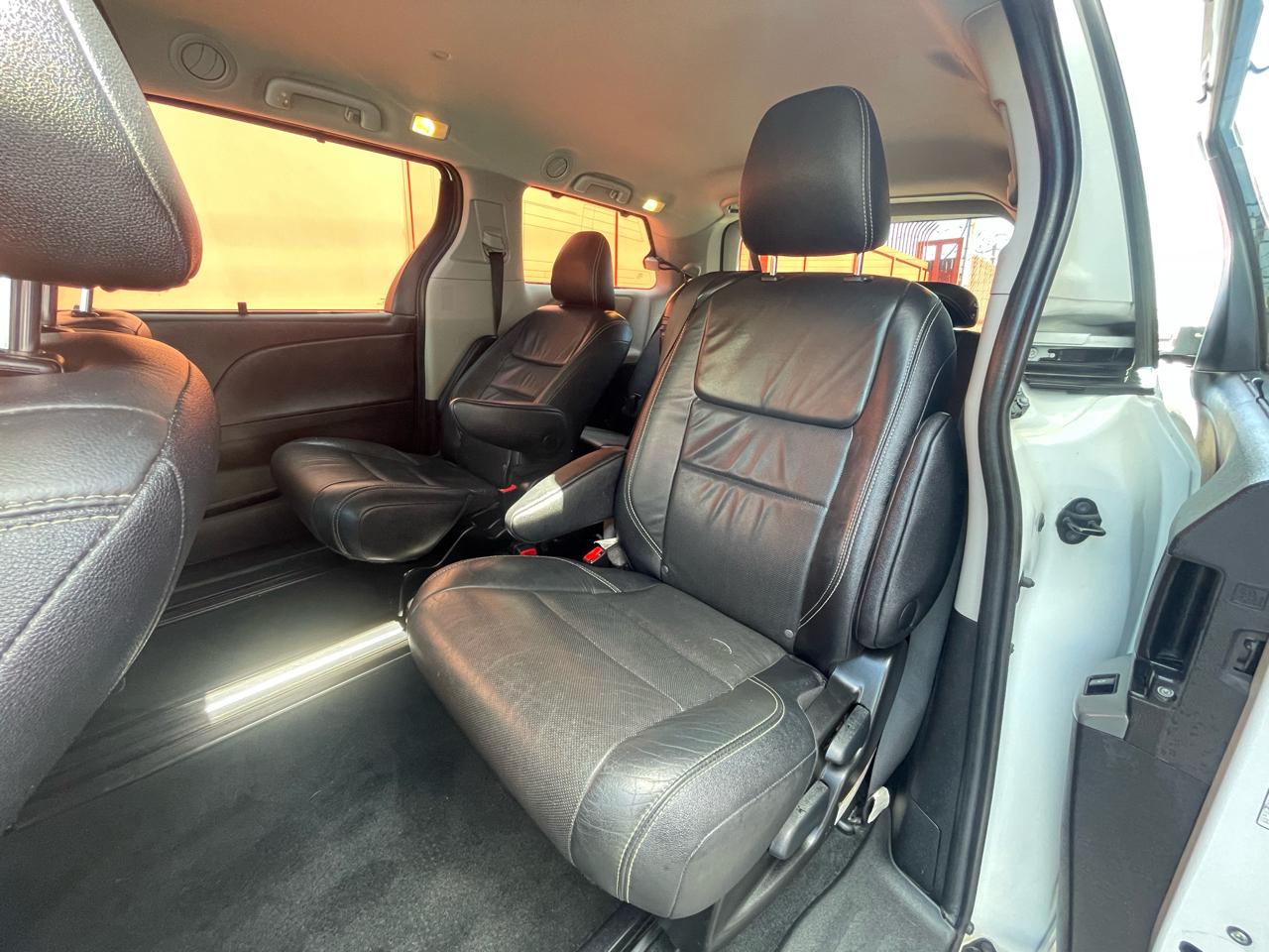 Toyota Sienna SE FWD 8-Passenger FWD V6 2016