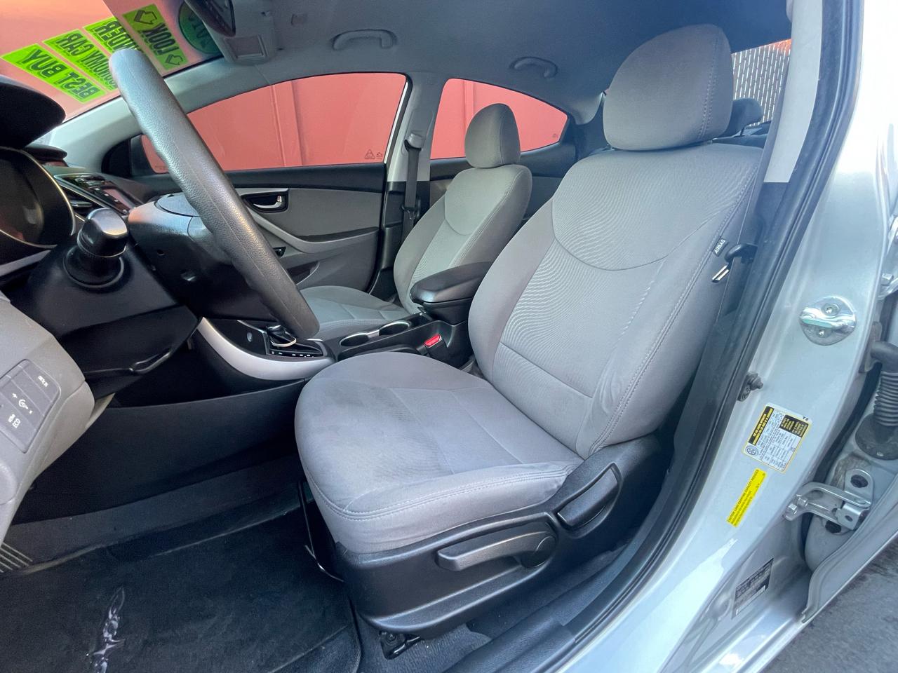 Hyundai Elantra SE 6AT 2015