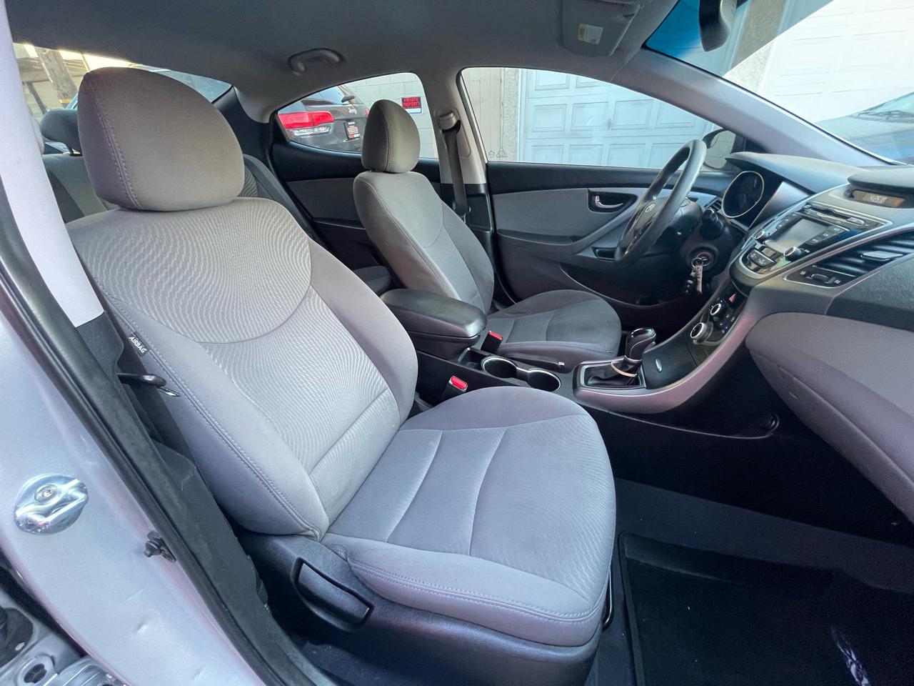 Hyundai Elantra SE 6AT 2015