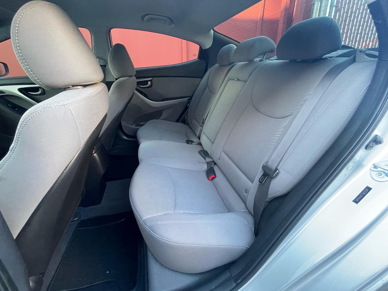 Hyundai Elantra SE 6AT 2015