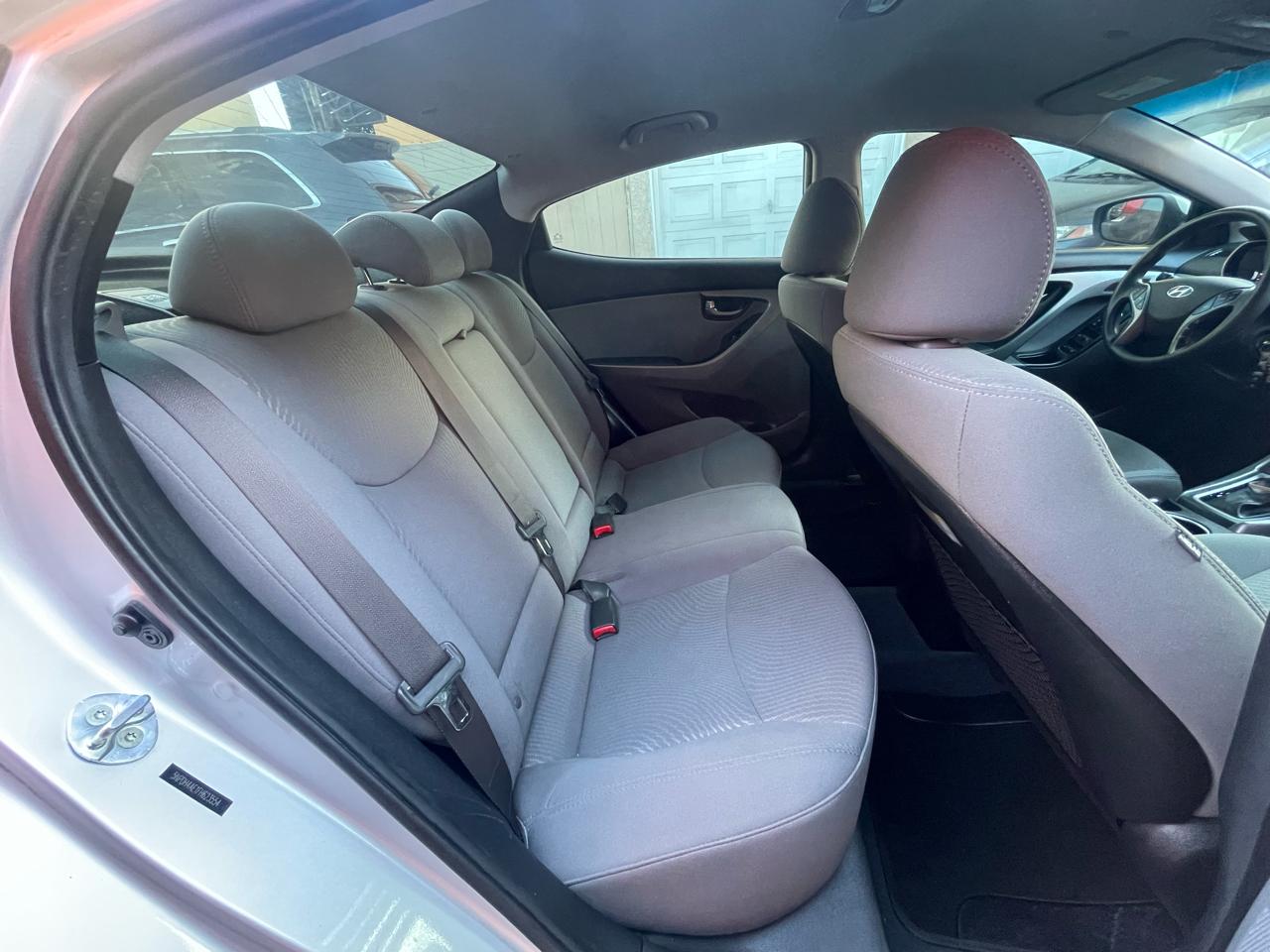 Hyundai Elantra SE 6AT 2015