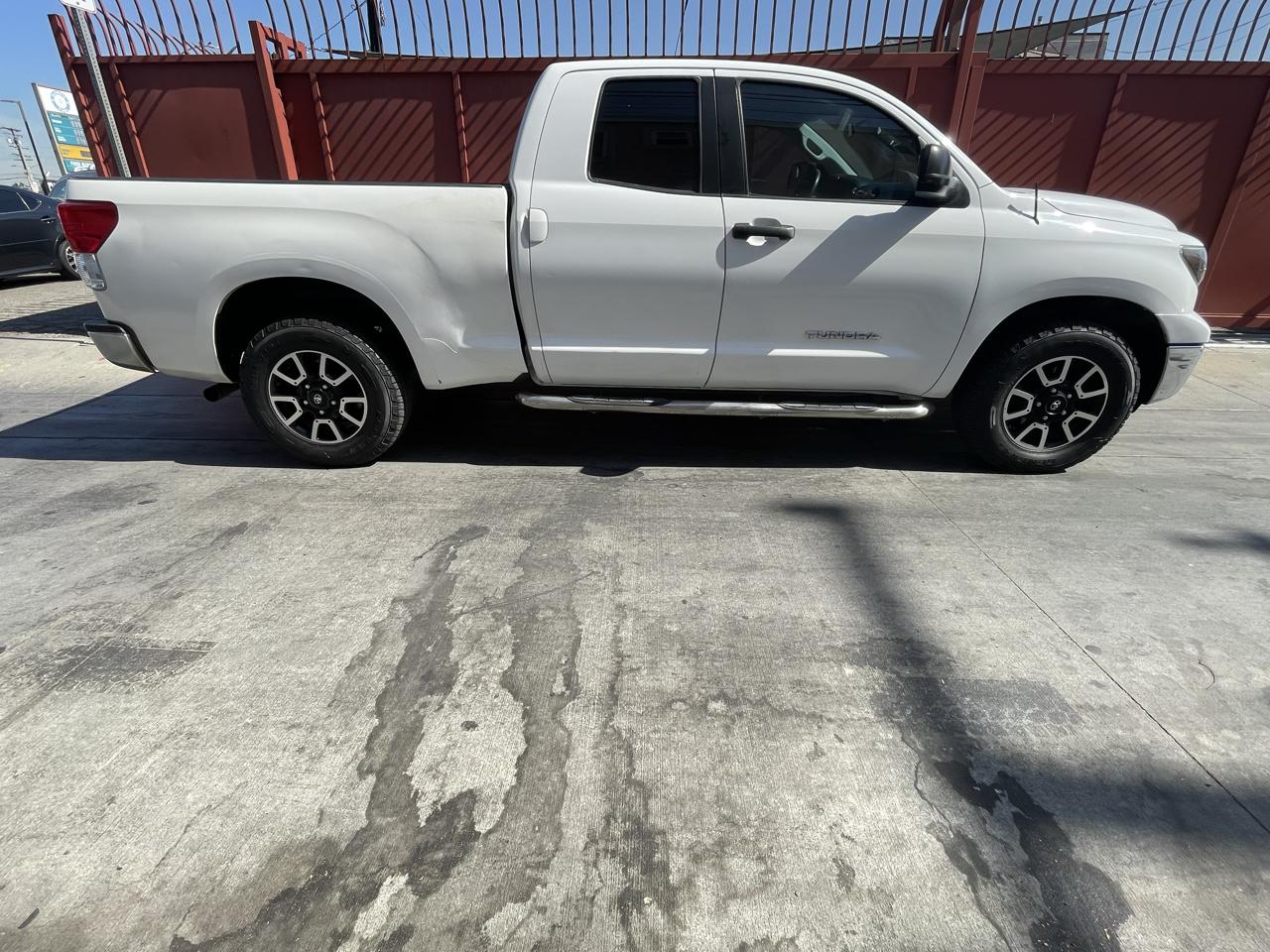 Toyota Tundra Tundra-Grade Double Cab 4.6L 2WD 2011