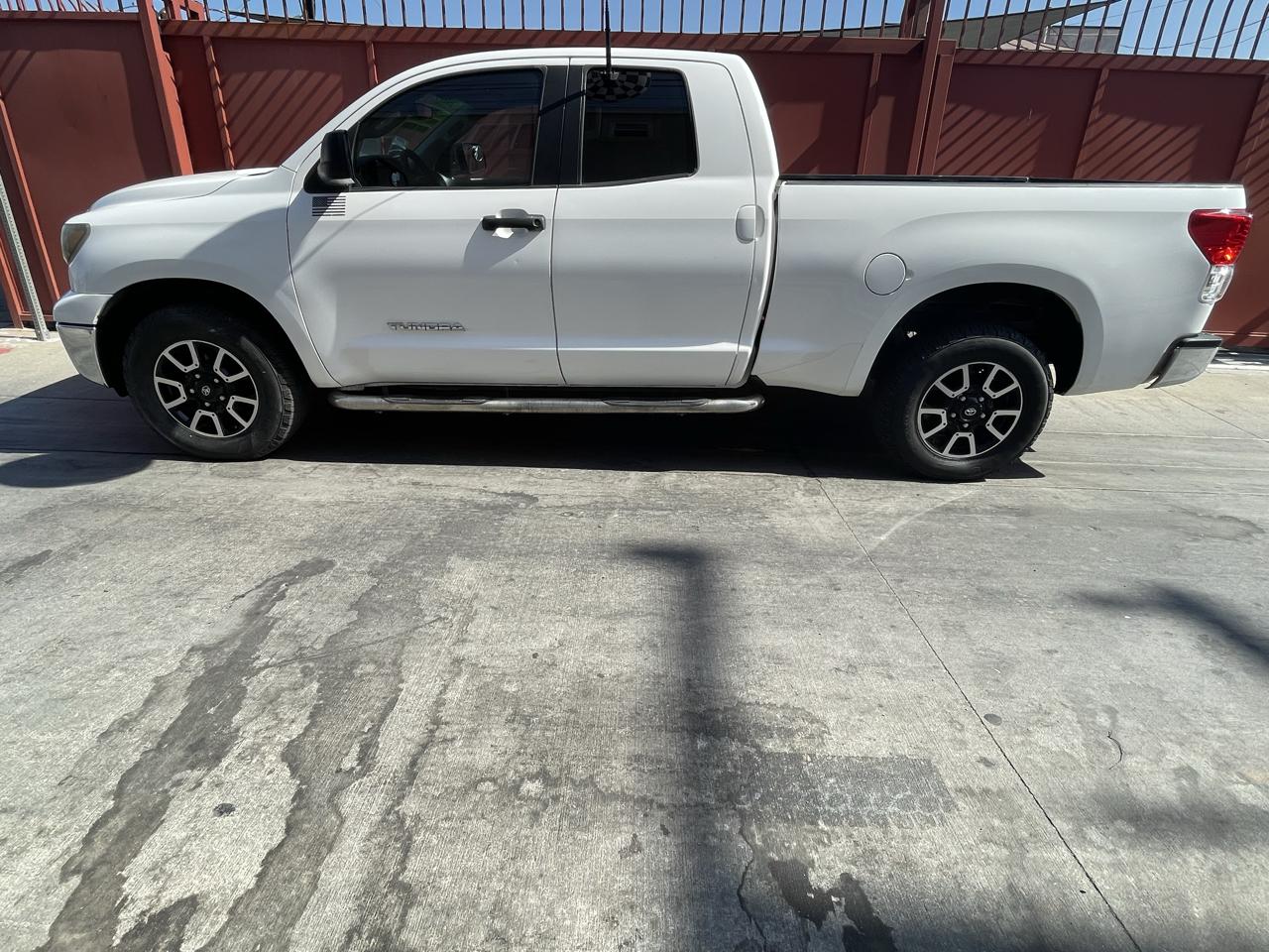 Toyota Tundra Tundra-Grade Double Cab 4.6L 2WD 2011