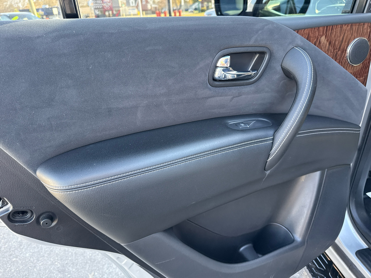 Nissan Armada Platinum AWD 2017