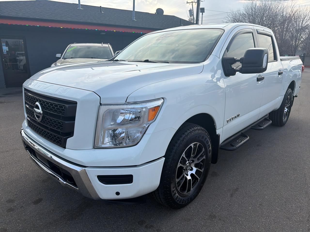 Nissan Titan SV Crew Cab 4WD 2022
