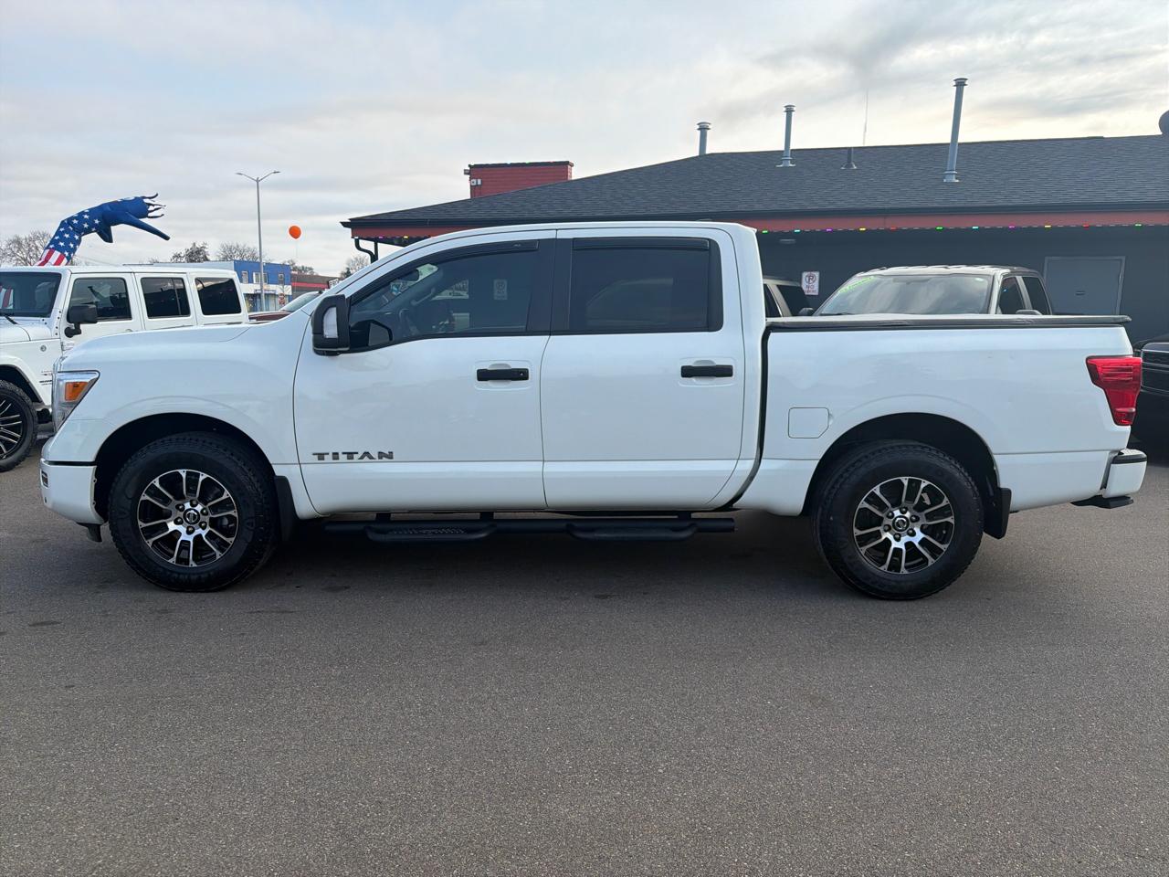 Nissan Titan SV Crew Cab 4WD 2022