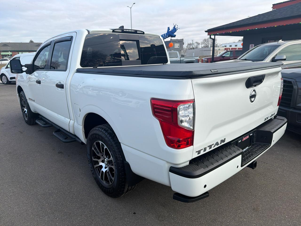 Nissan Titan SV Crew Cab 4WD 2022