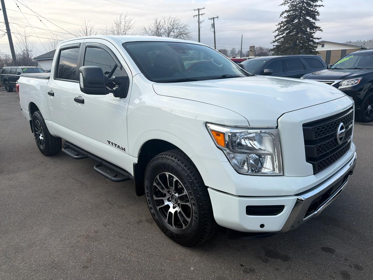 Nissan Titan SV Crew Cab 4WD 2022