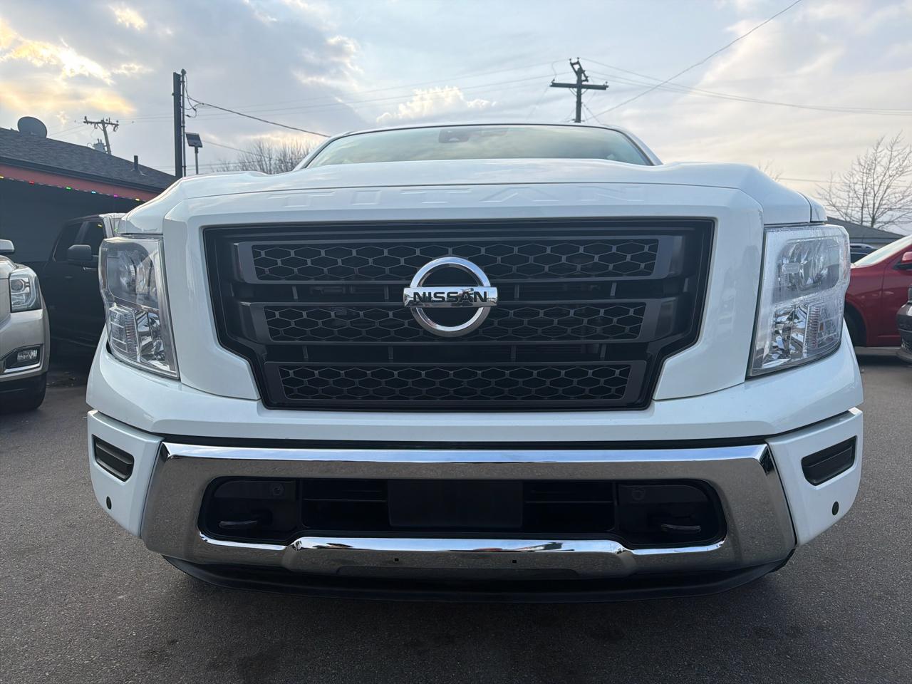 Nissan Titan SV Crew Cab 4WD 2022