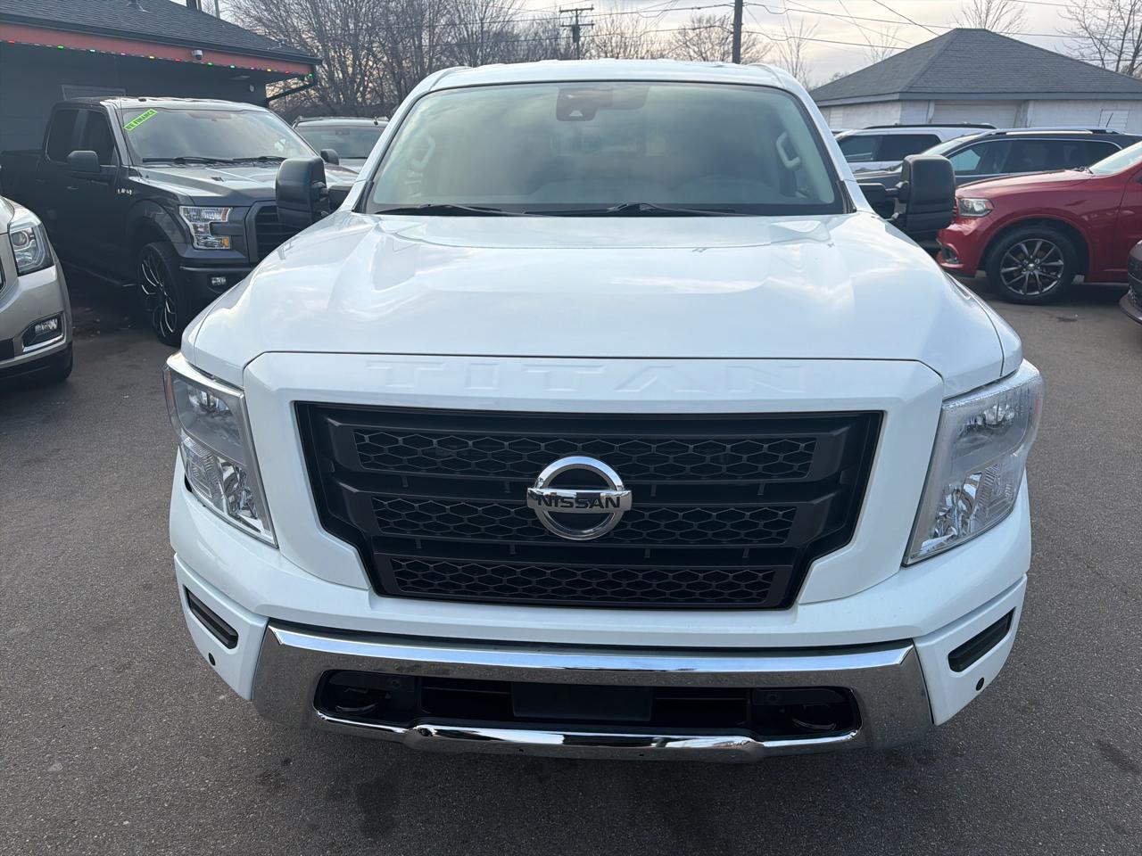 Nissan Titan SV Crew Cab 4WD 2022