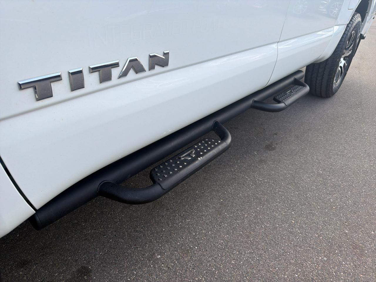 Nissan Titan SV Crew Cab 4WD 2022