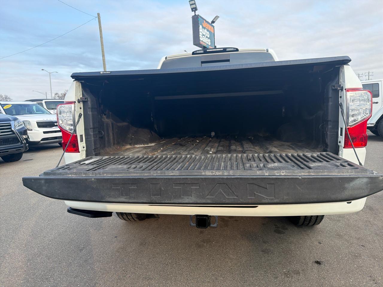 Nissan Titan SV Crew Cab 4WD 2022