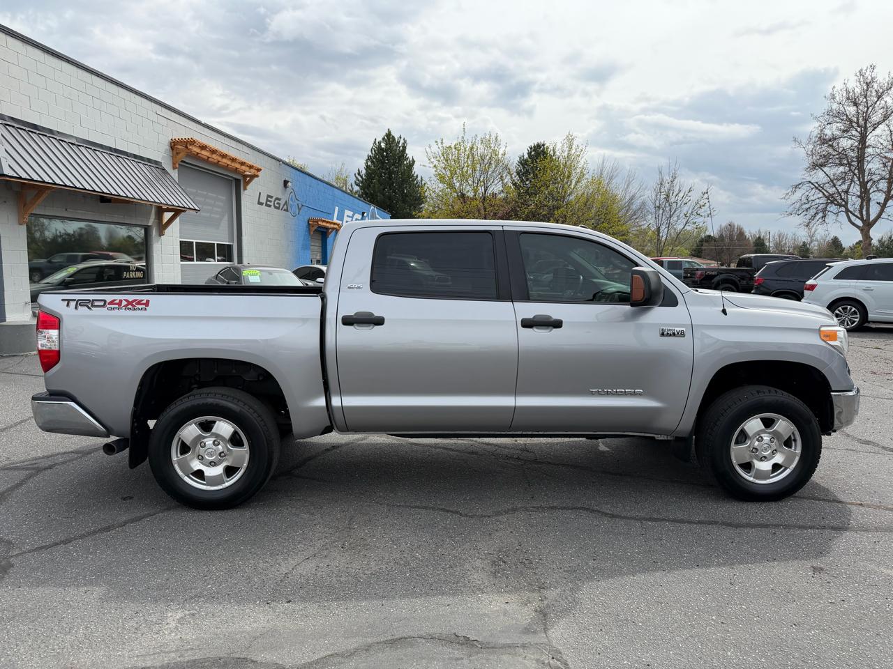 Toyota Tundra SR5 5.7L V8 CrewMax 4WD 2015