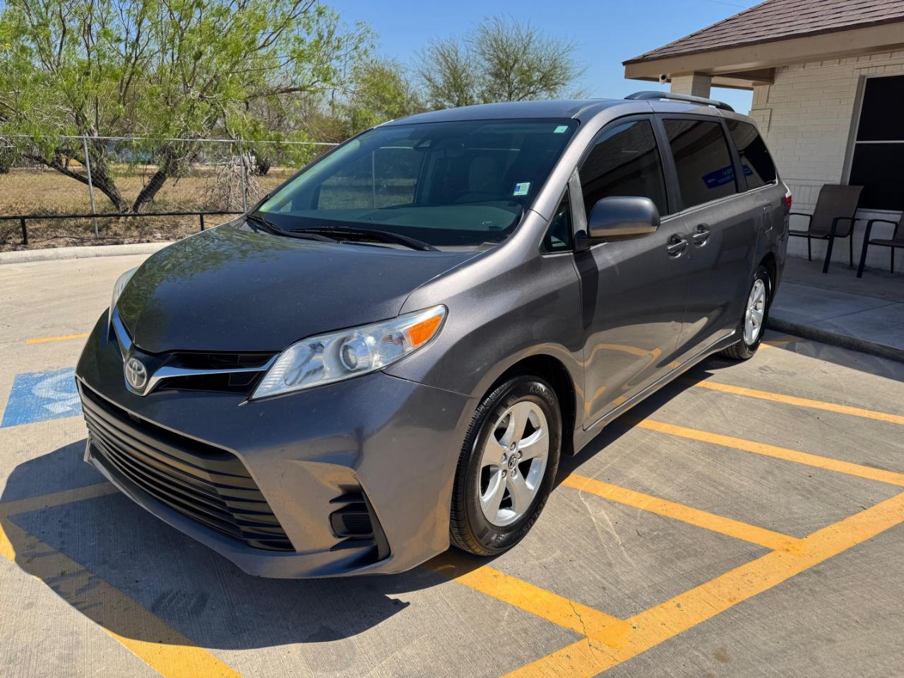Toyota Sienna LE 2018