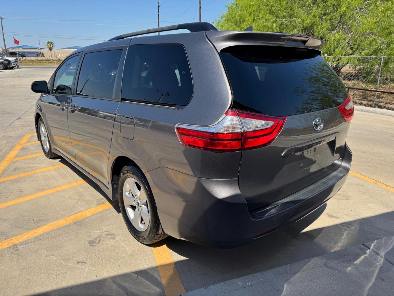 Toyota Sienna LE 2018