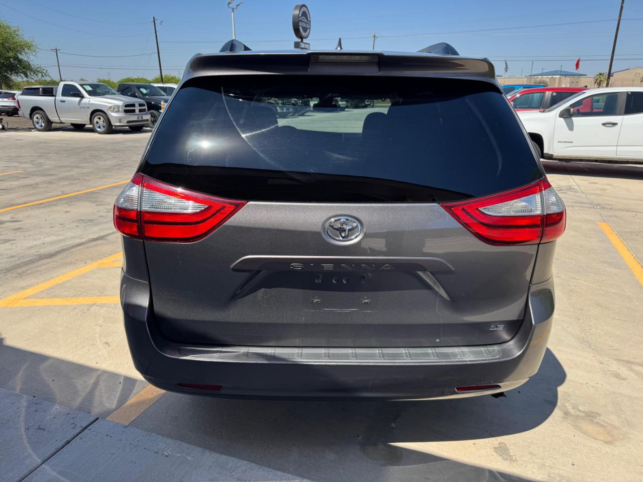 Toyota Sienna LE 2018