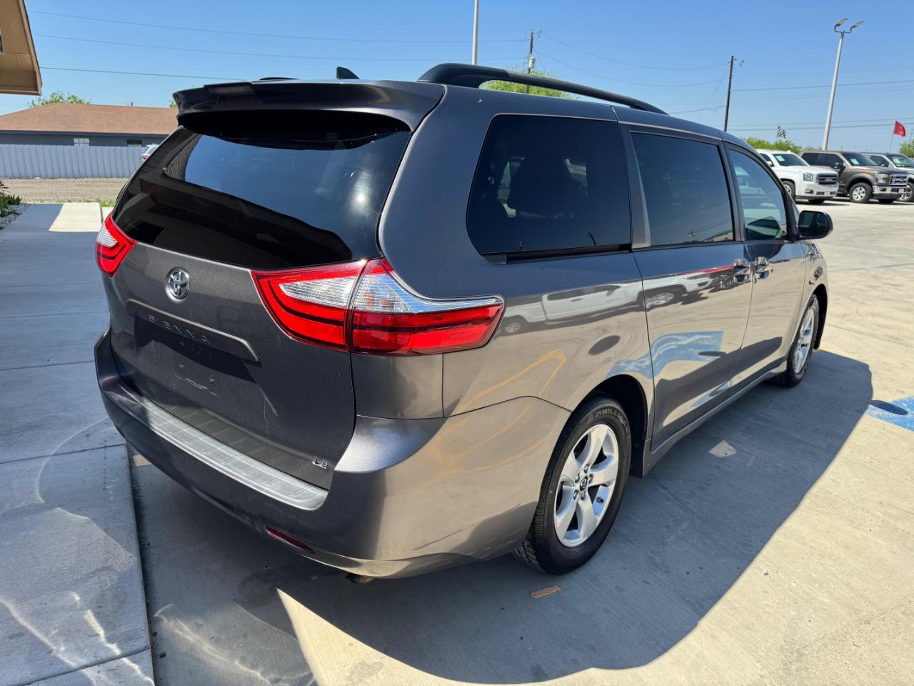 Toyota Sienna LE 2018