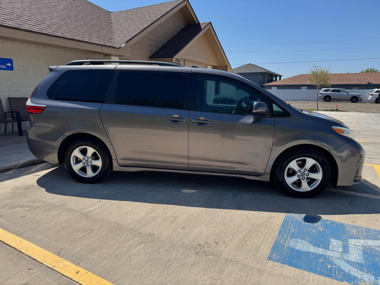 Toyota Sienna LE 2018