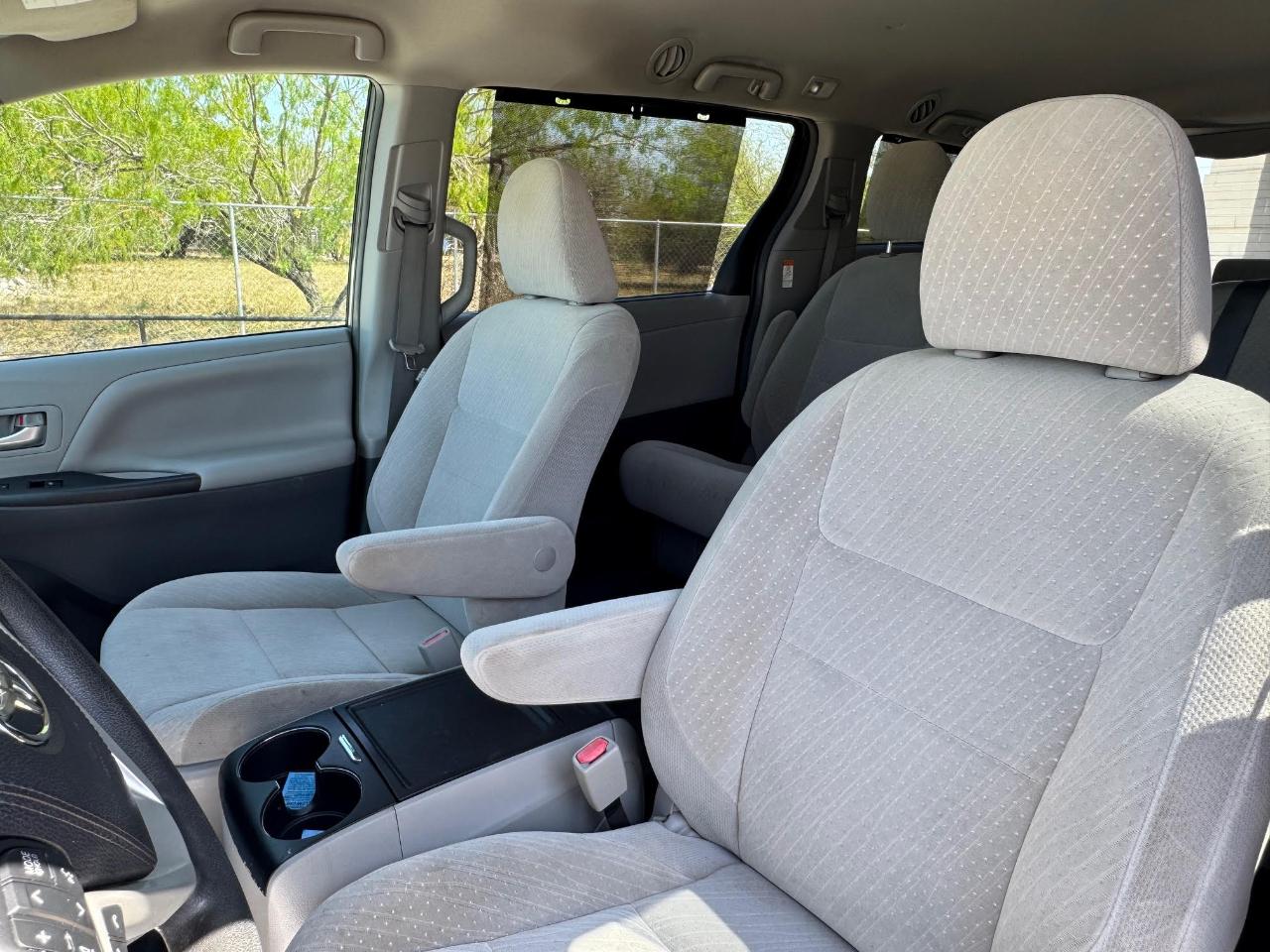 Toyota Sienna LE 2018