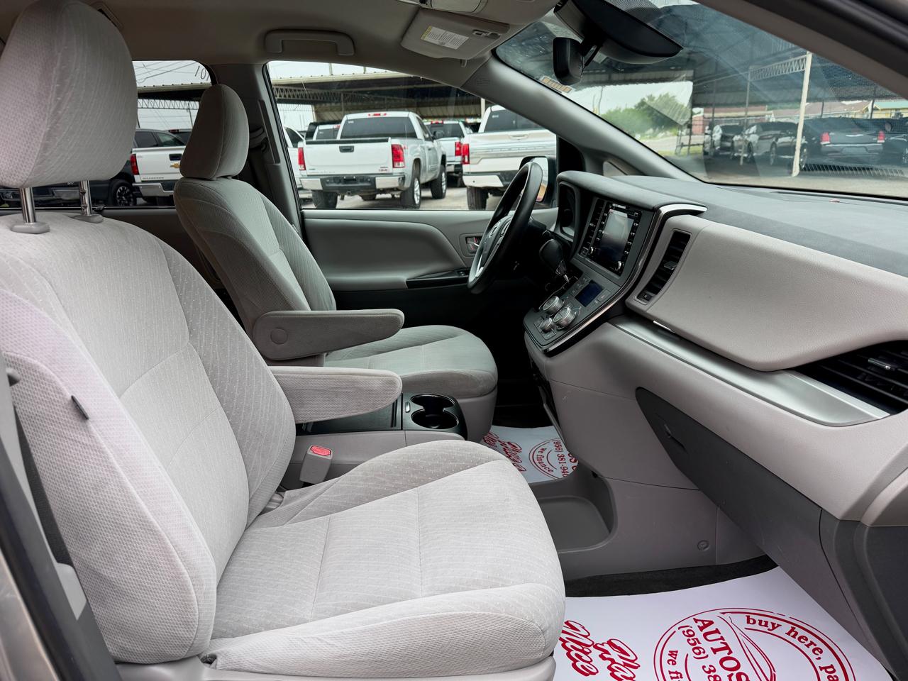 Toyota Sienna LE 2018