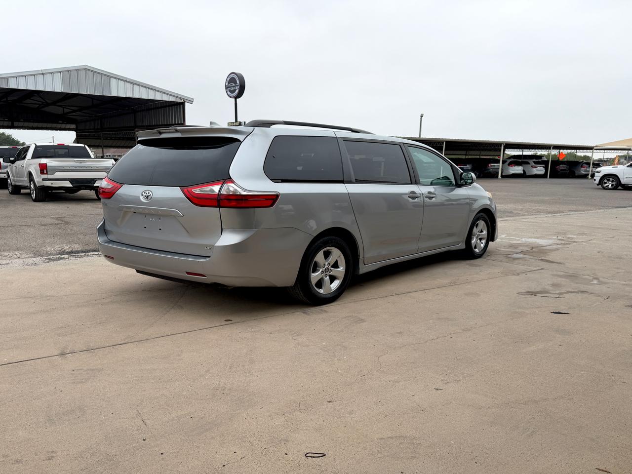 Toyota Sienna LE 2018