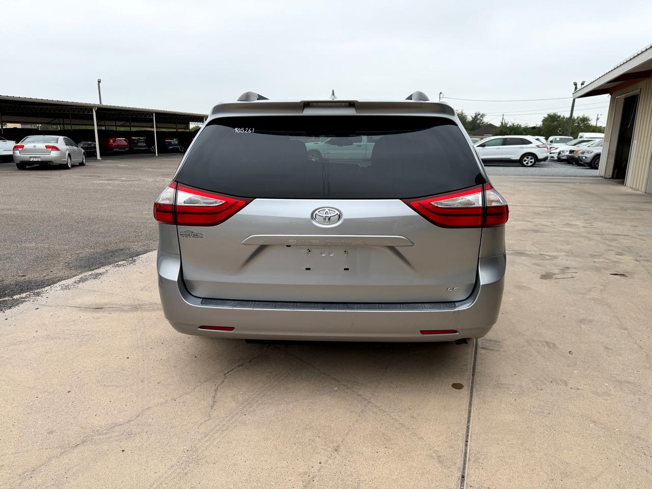 Toyota Sienna LE 2018
