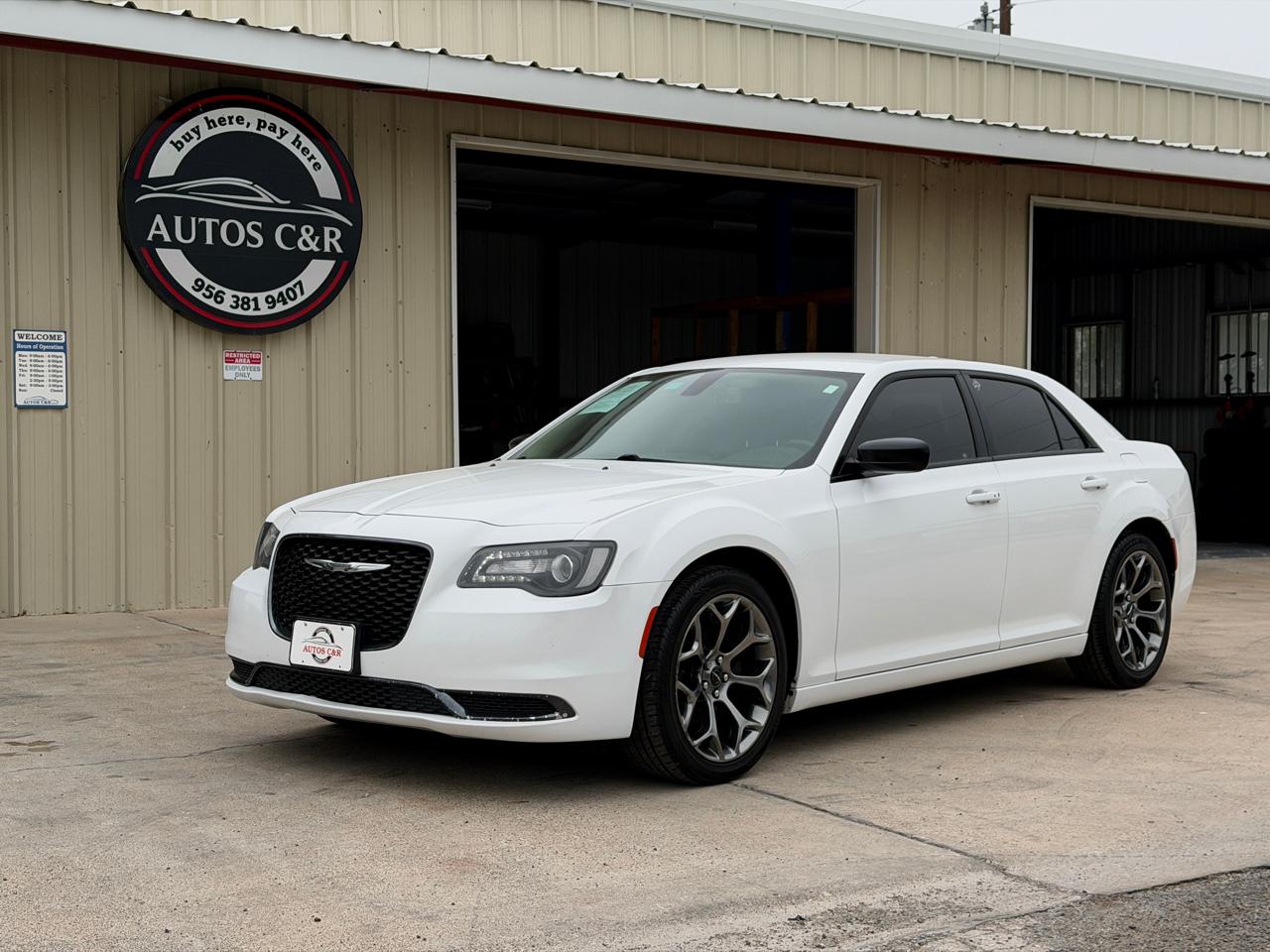 2018 Chrysler 300 Touring's photo