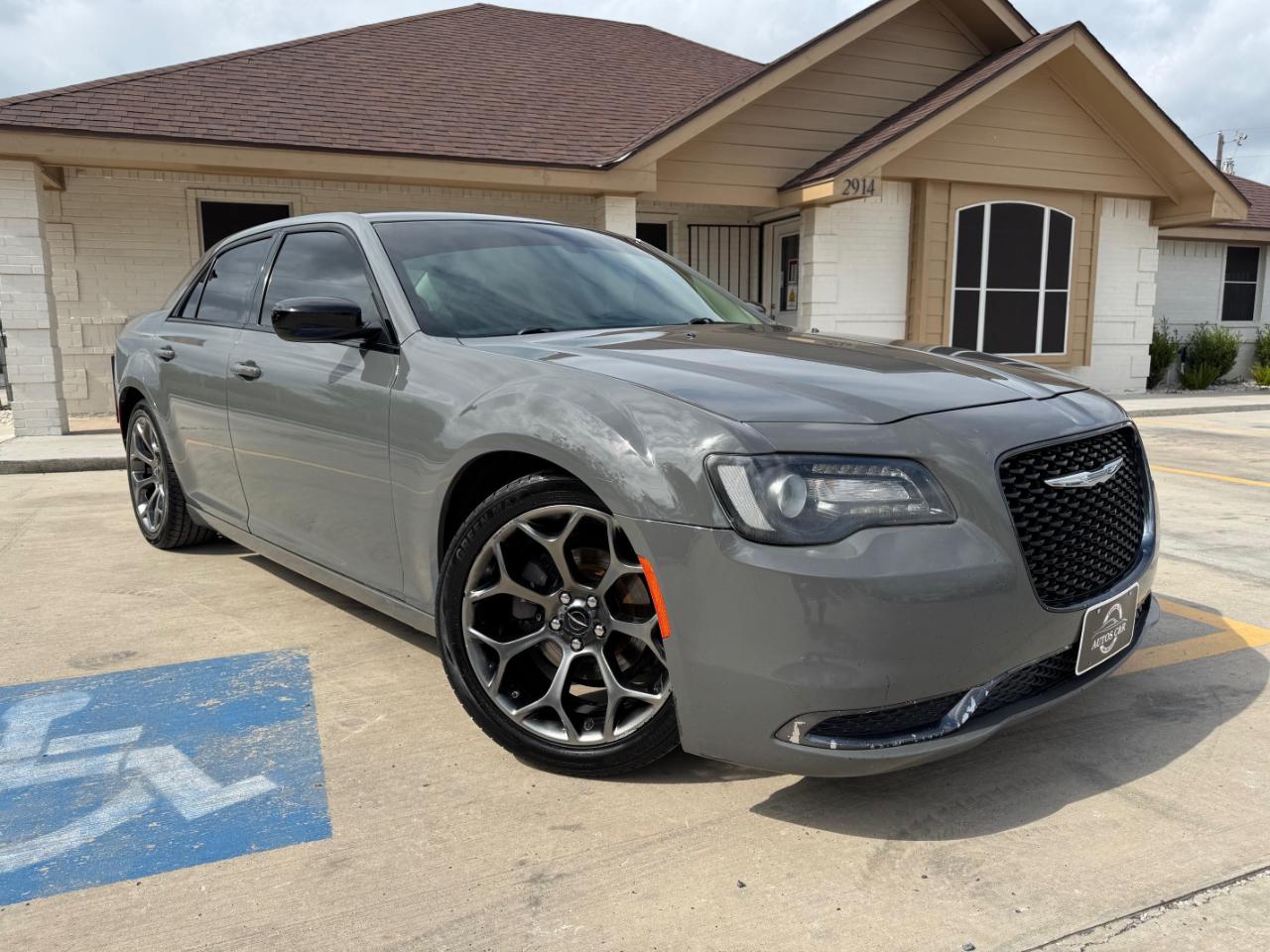 2018 Chrysler 300 Touring's photo