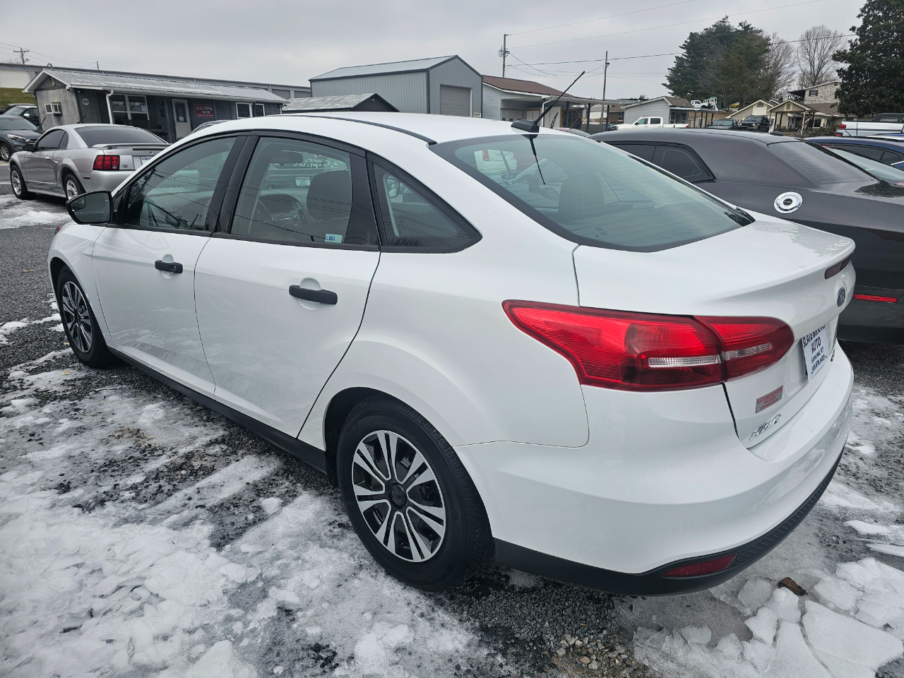 Ford Focus 4dr Sdn S 2015