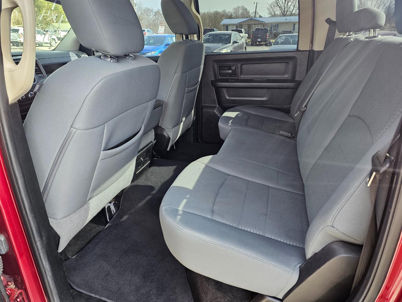 RAM 1500 4WD Crew Cab 140.5" Express 2014